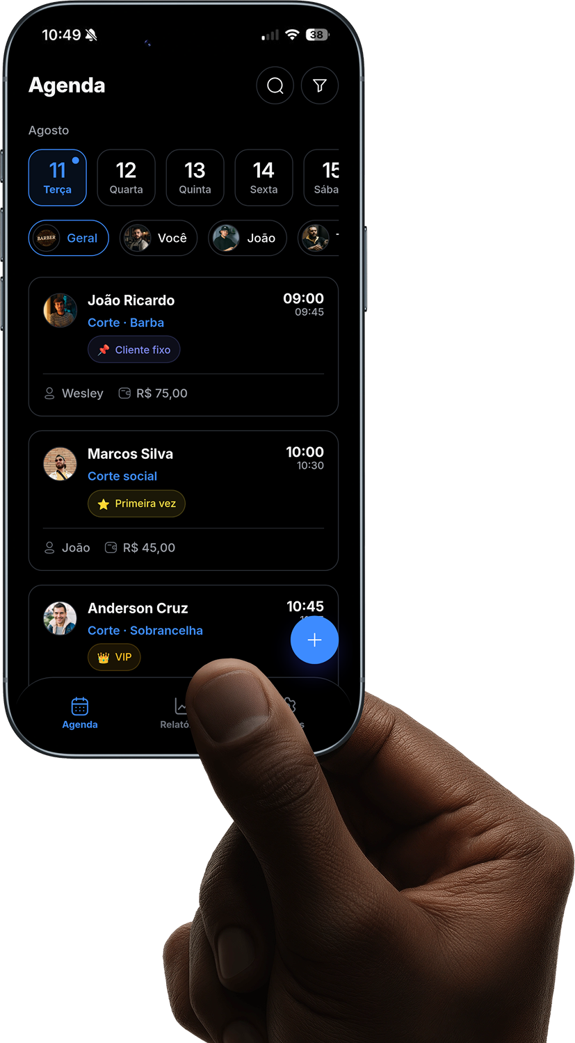 A agenda do dia aberta no celular, na mão de um barbeiro: os atendimentos de terça, cada um com o cliente, o serviço, o horário e o valor.